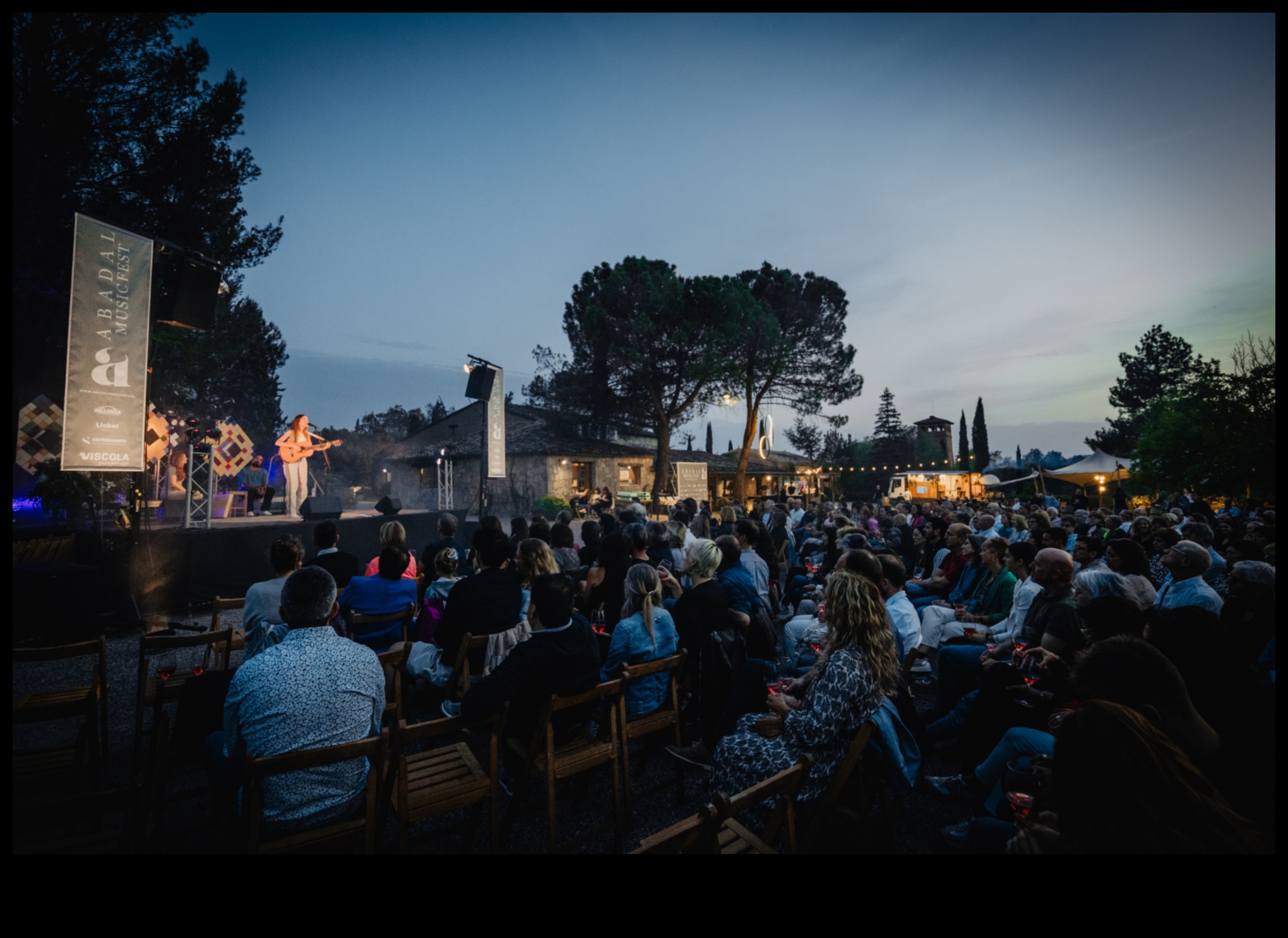 Cum contribuie peisajele la atractivitatea vizuală a festivalurilor de muzică în aer liber?